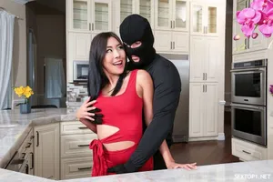 Chán nản với việc dọn dẹp nhà, thanh niên thuê được em giúp việc “siêu cấp vip pro”