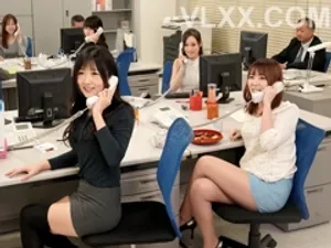 #Ngủ với cô nhân viên đeo kính